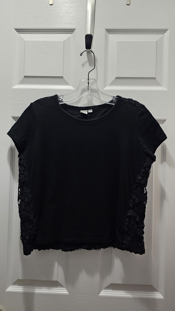 Gap black tshirt with crocheted flower back design