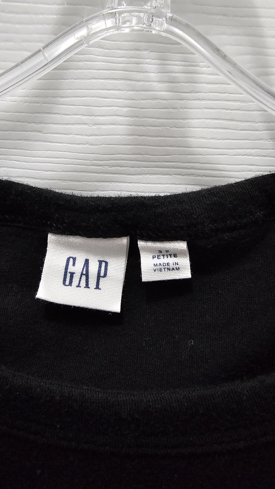 Gap black tshirt with crocheted flower back design - photo 2