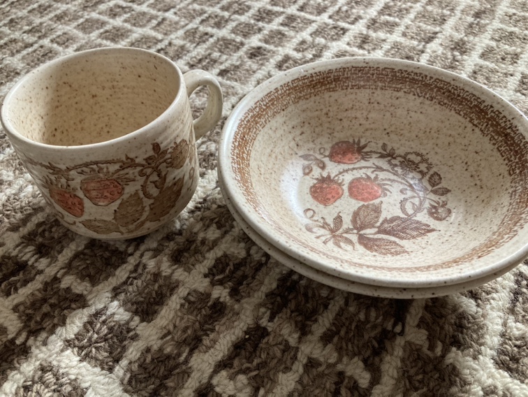 Vintage wild strawberry pattern bowls and mug (3 piece set) thumbnail