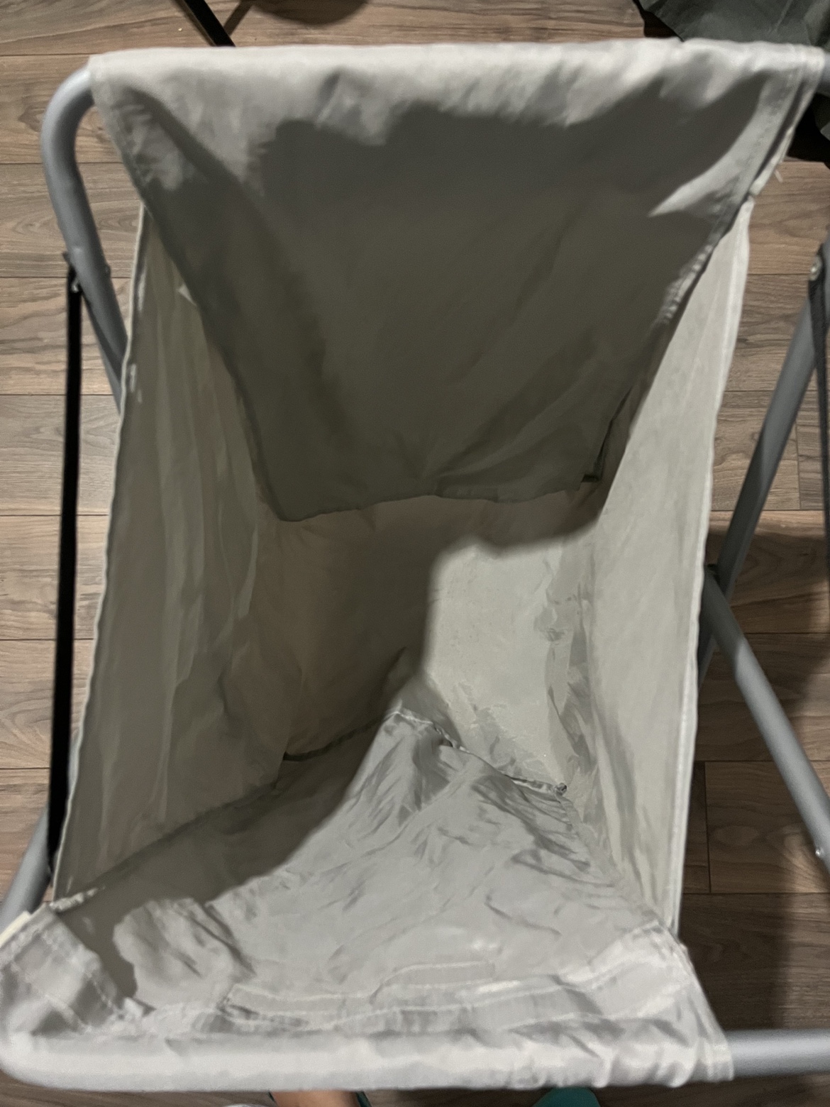 Laundry Hamper with Wheels image indicator(3)