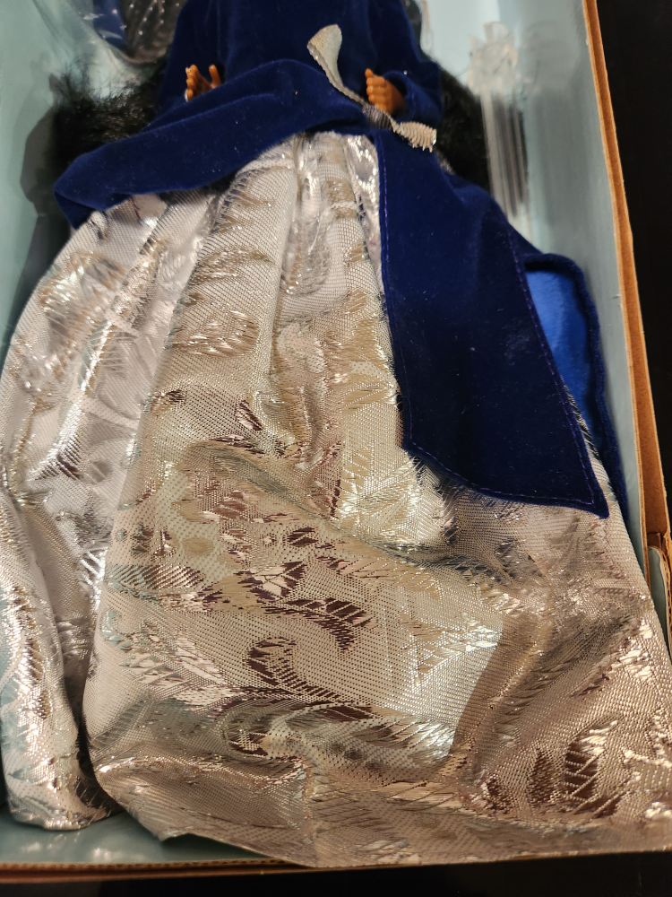 1995 Avon Winter Velvet First Series African American Barbie image indicator(4)