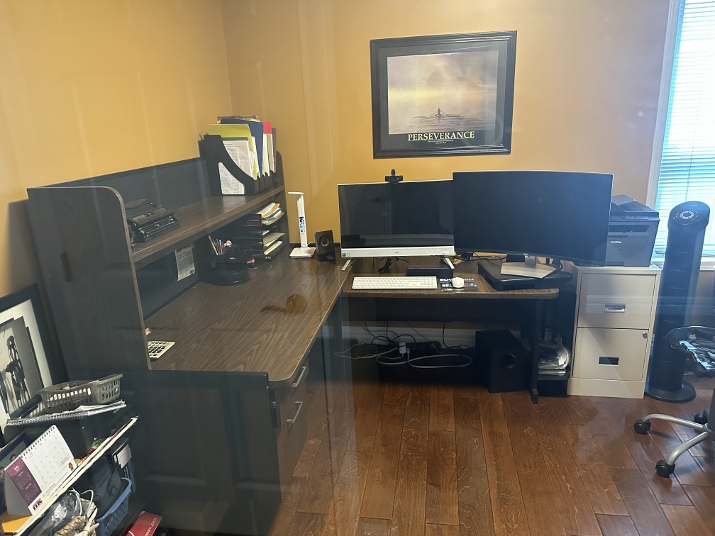 Office desk with leaf - photo 2