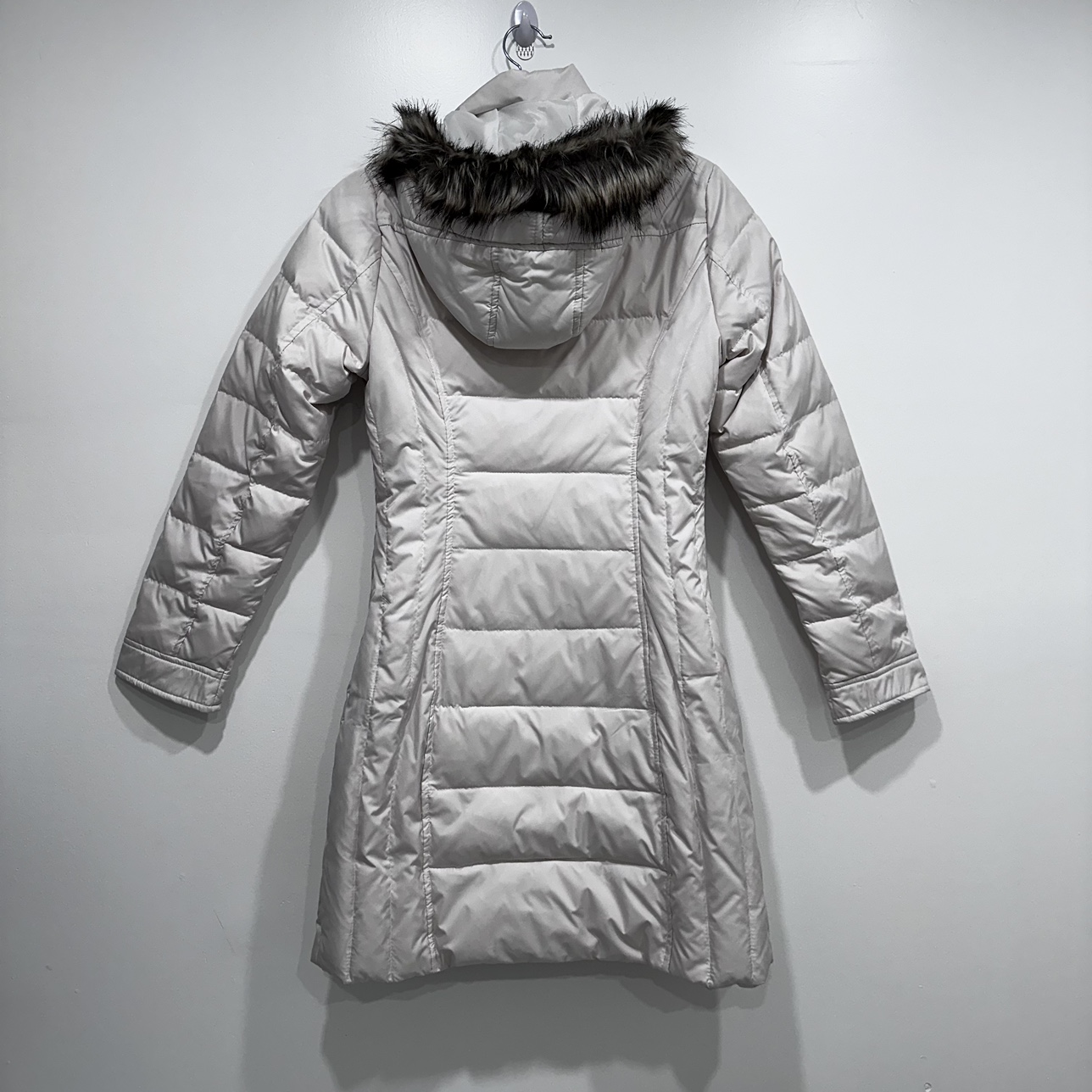 Laura white winter jacket image indicator(2)