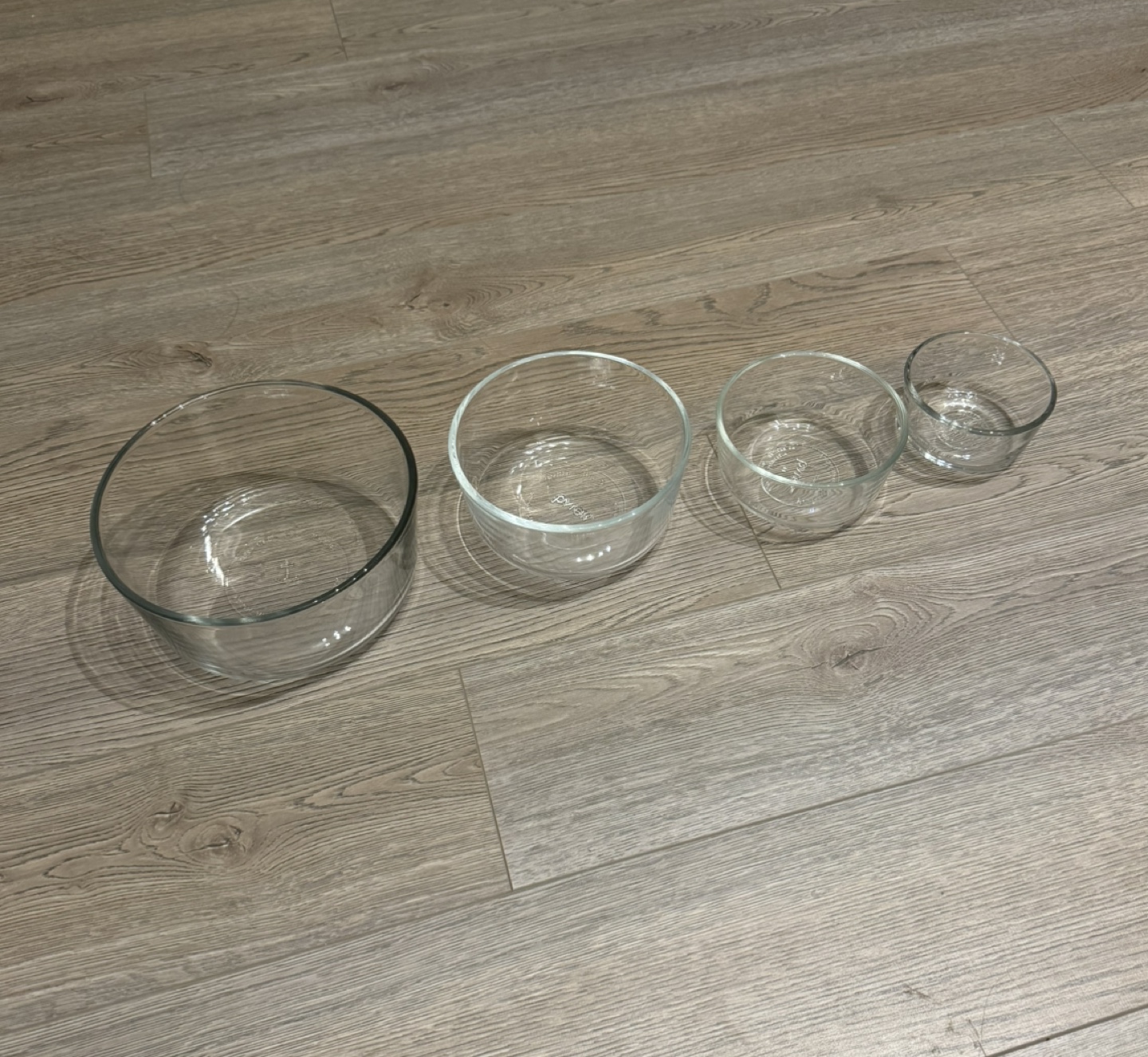 Glass mixing bowls thumbnail
