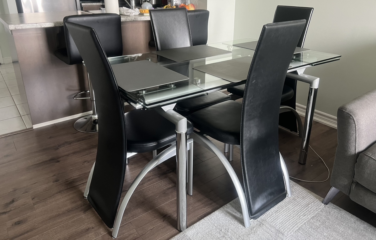 Extendable dining table