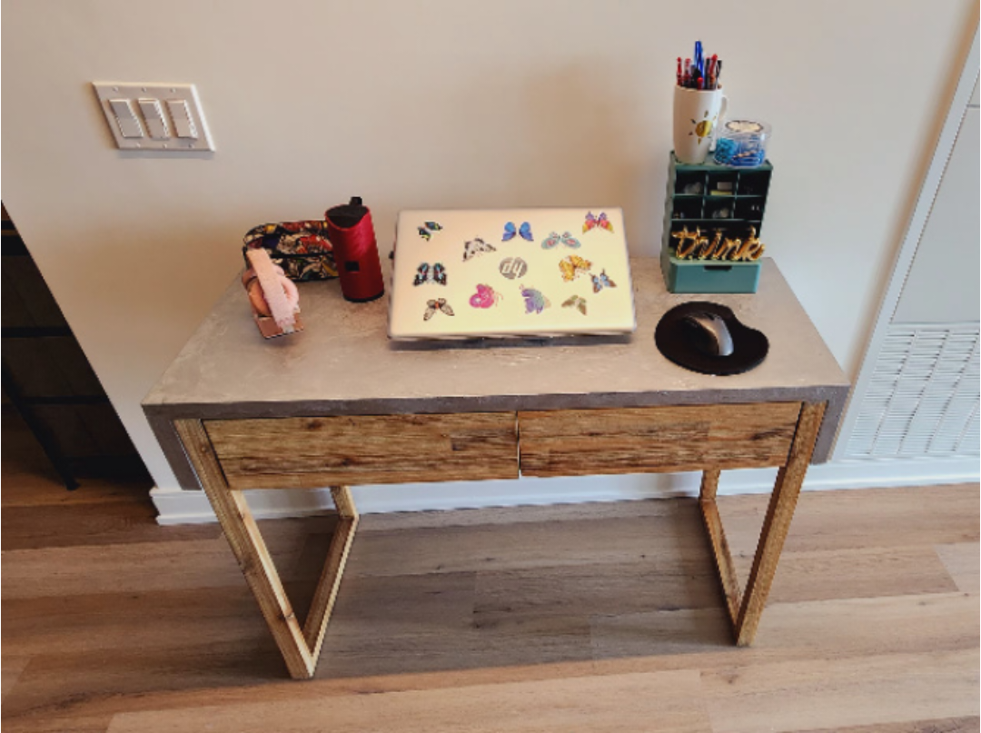 Desk - photo 2