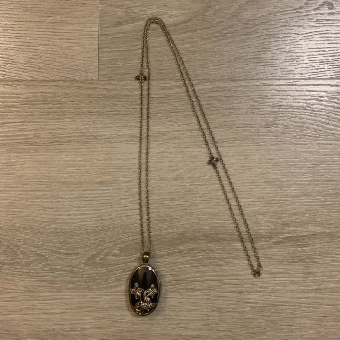 Necklace with interchangeably locket stones (black and green) image indicator(3)