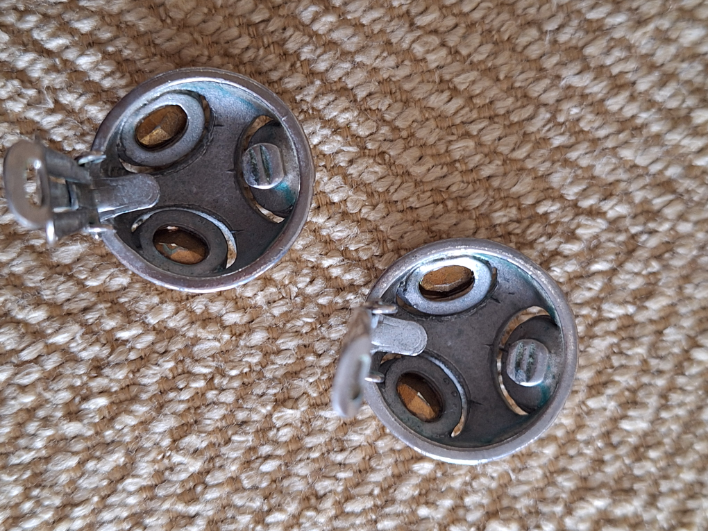 Vintage clip on Earrings image indicator(3)