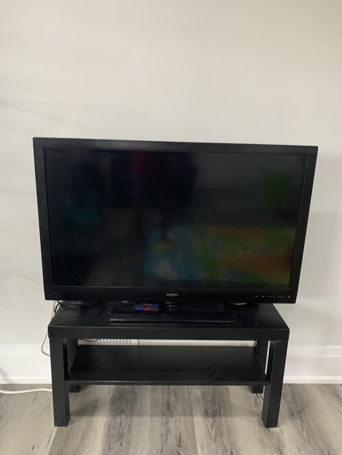 Insignia 43 Inch LED TV with TV stand - photo 2