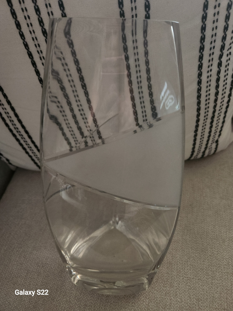 Mikasa crystal vase with frosted design one side image indicator(2)