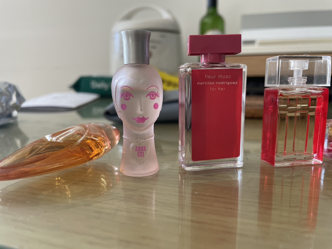 Small mini perfumes image indicator(2)
