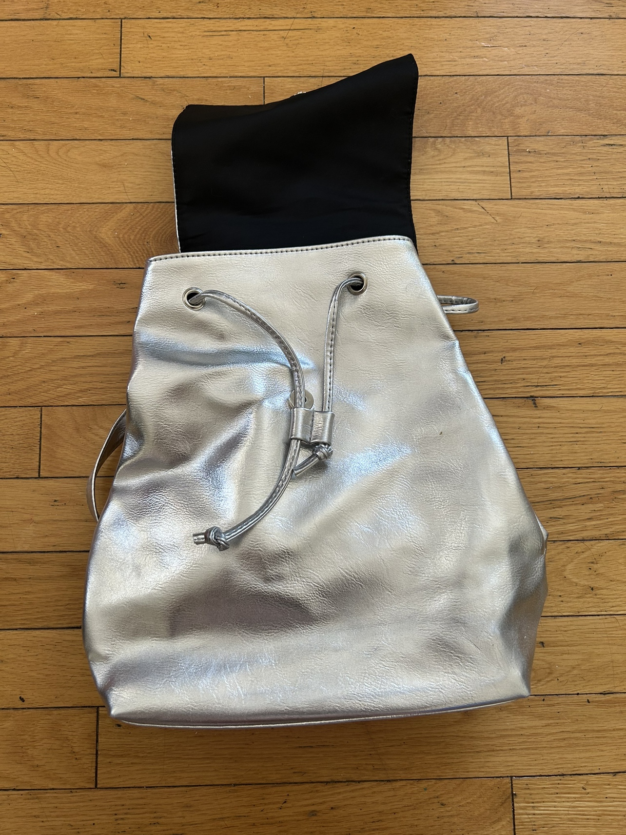 👽 silver mini backpack image indicator(3)