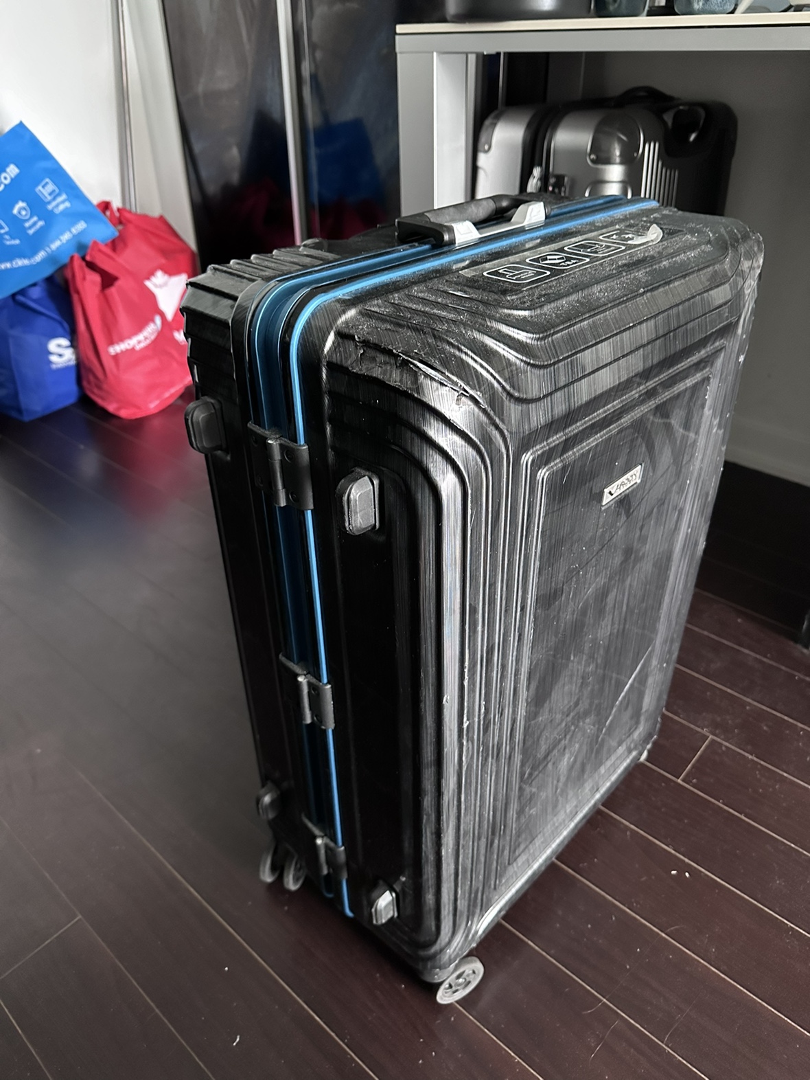 V-Roox studio 28inch luggage - photo 3