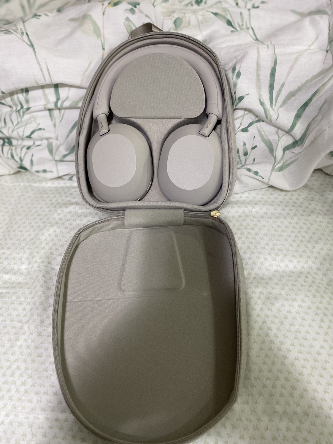Sony 1000x series xm5 headphones