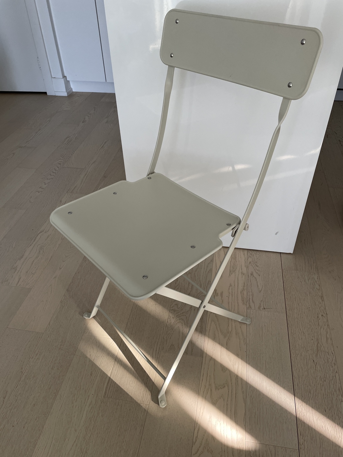 Metal folding chair thumbnail