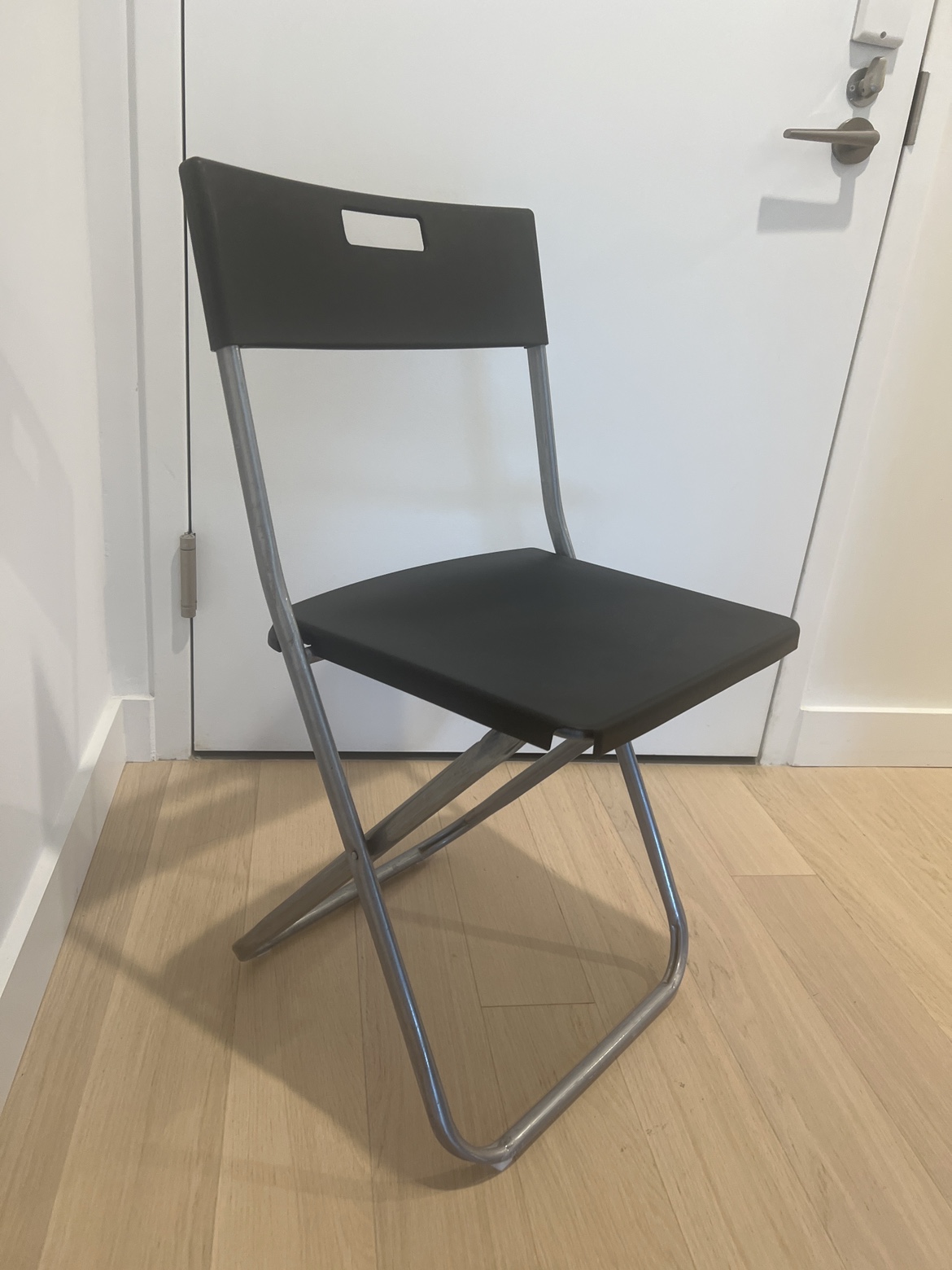 3 black plastic simple chairs - photo 2