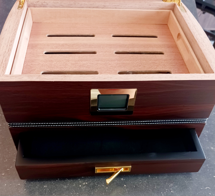 Cigar Humidor, handmade. New, never used. image indicator(2)