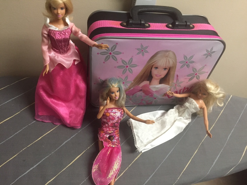 Barbies with outfits image indicator(2)