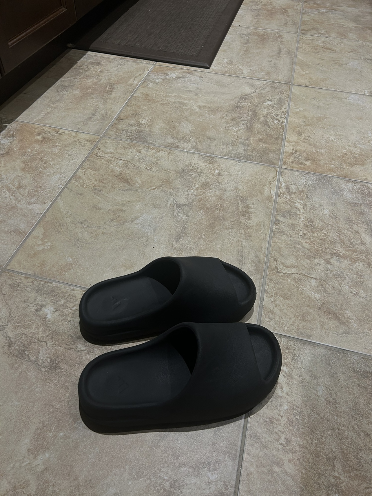 Yeezy Slides Size 9-10 image indicator(2)