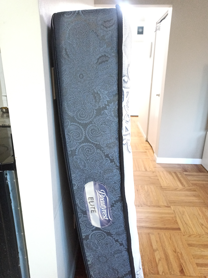 Beautyrest queen size bed and Mattress - photo 3