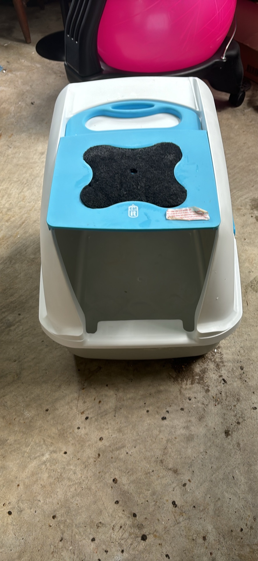 Cat it litter box ⚽️ thumbnail