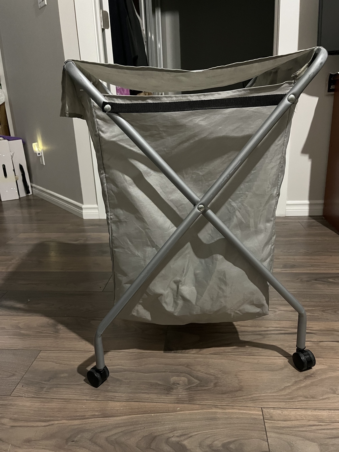 Laundry Hamper with Wheels image indicator(2)