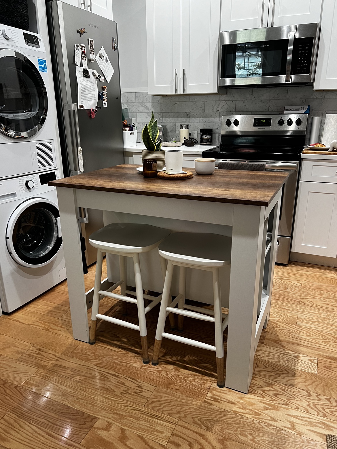 Kitchen Island with stools - photo 2