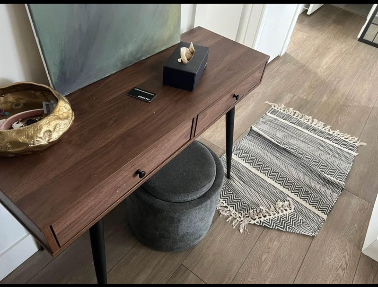 Entrance table