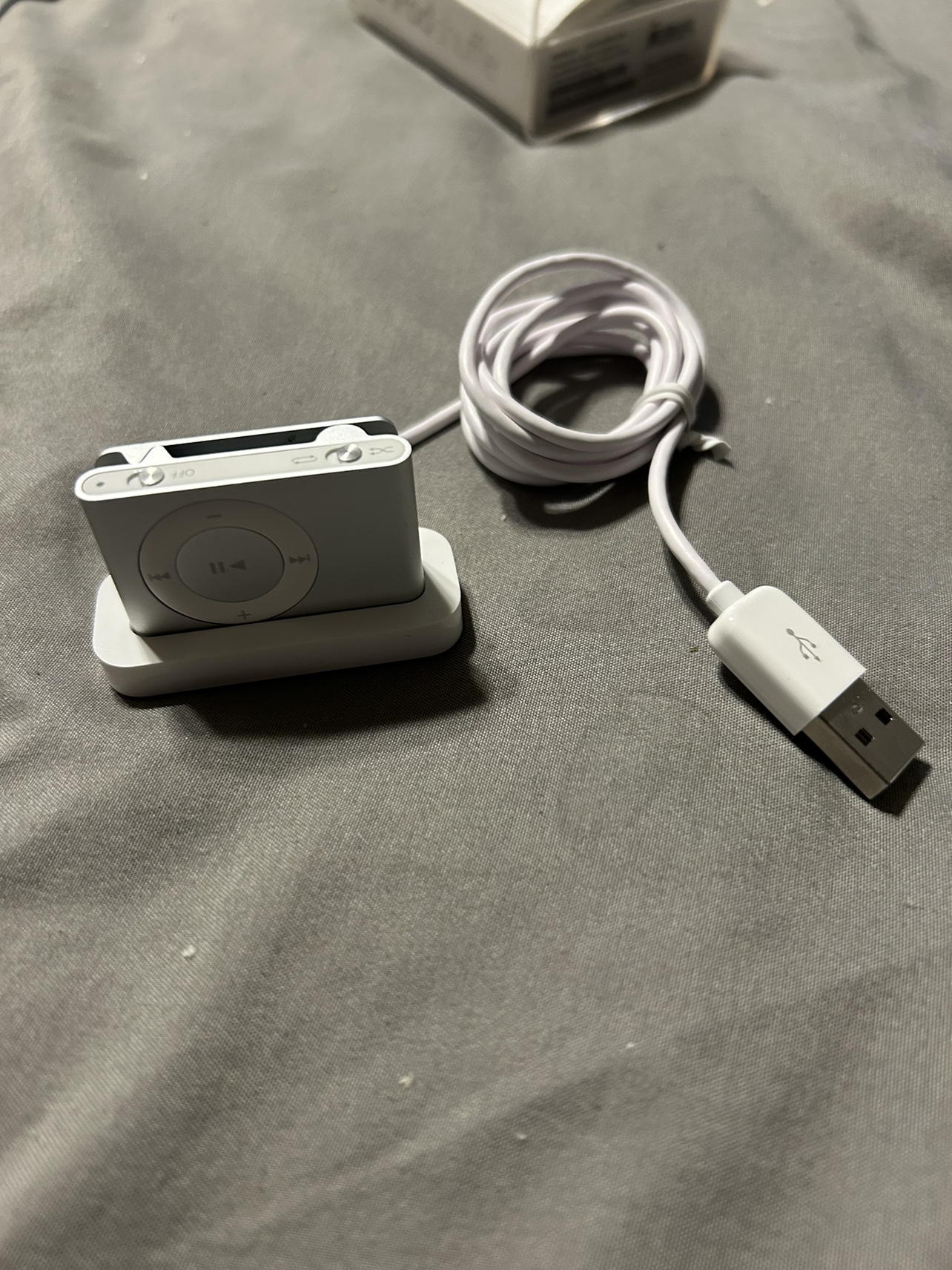 Apple iPod 1GB Shuffle 2nd Generation A1204. Silver image indicator(2)