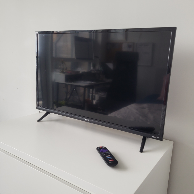 32" Smart TV, TCL with Roku system - Barely Used! - photo 2