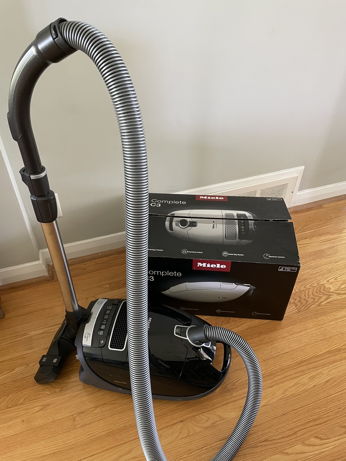 Miele Complete C3 Vacuum Cleaner black / Made in Germany image indicator(5)