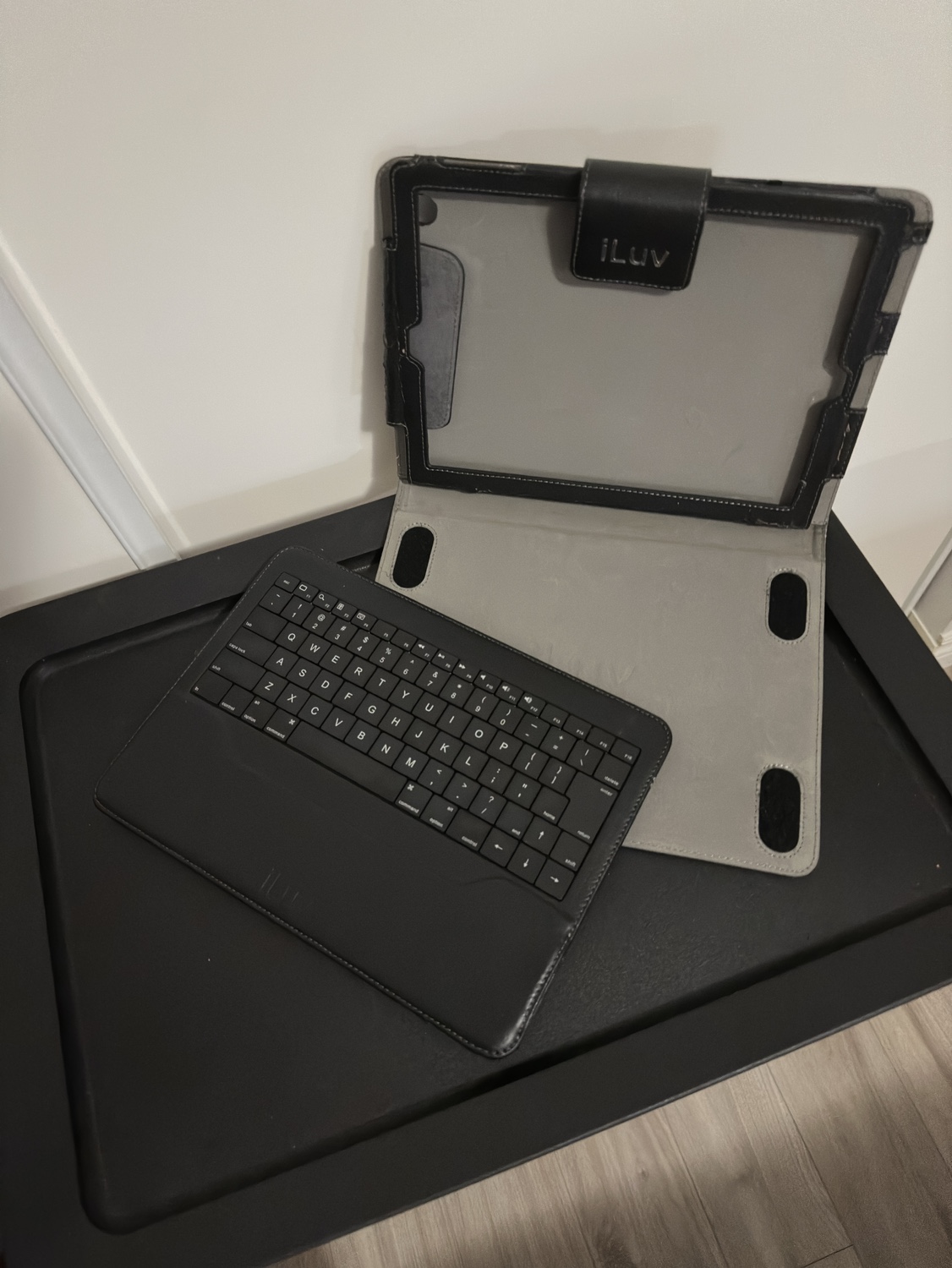 ILuv iPad Bluetooth Keyboard & Case image indicator(3)