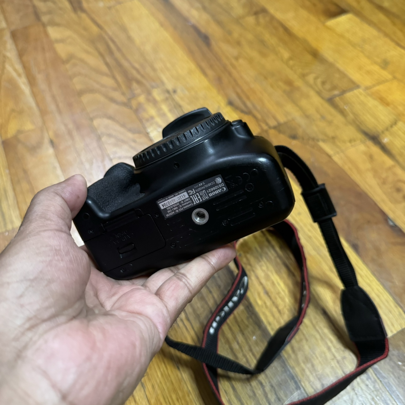 Canon t6 body and charger only - photo 5