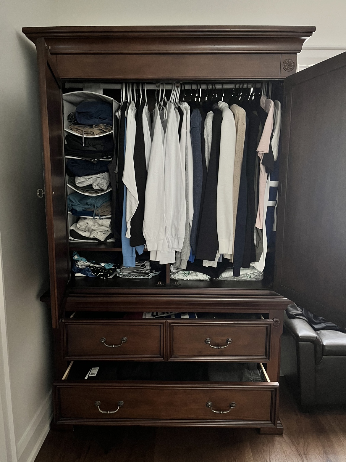 Wardrobe (Armoire) Great condition image indicator(2)