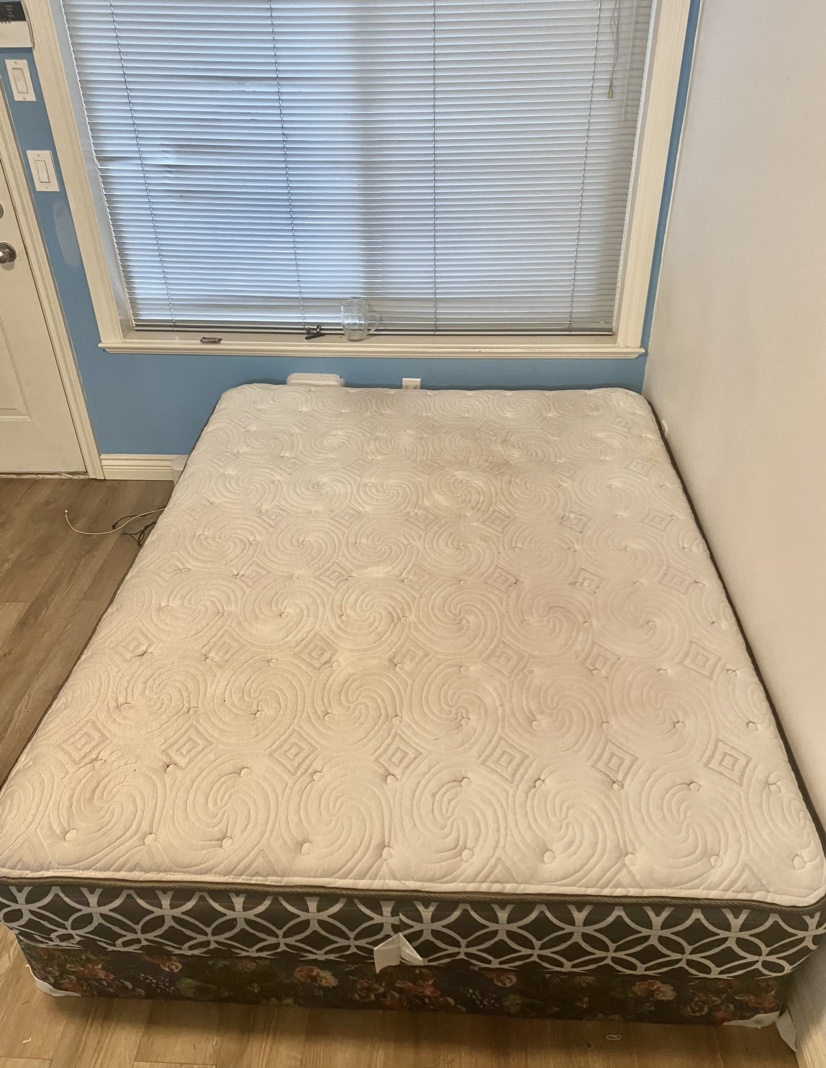 Queen Mattress+  spring box (Aug 23rd Move out sale‼️)