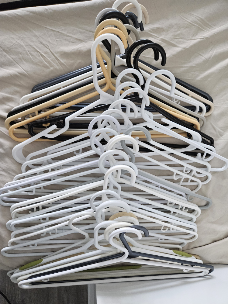 40 clothes hangers thumbnail