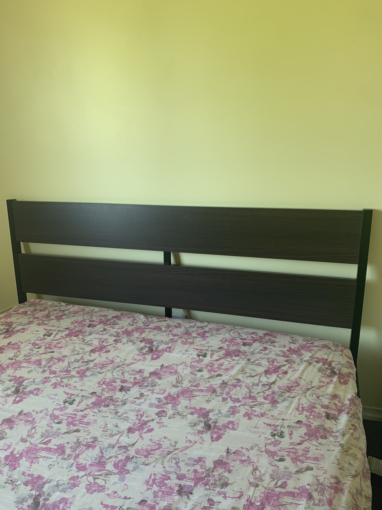 Queen Bed with  6 drawer dresser & Mirror, IKEA excellent