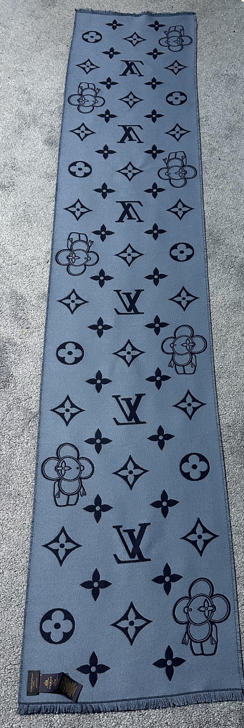 Louis Vuitton men’s cashmere scarf image indicator(3)