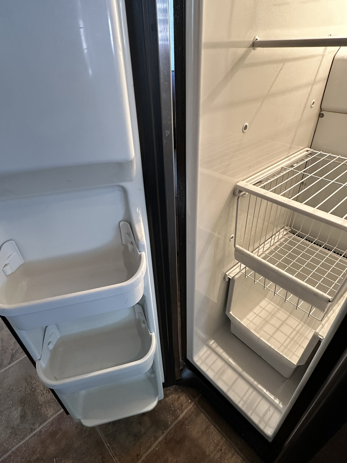 Frigidaire Refrigerator - Model GLHS66EESB4 - photo 3