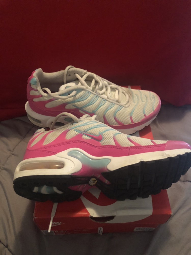 Air max plus Gs image indicator(2)