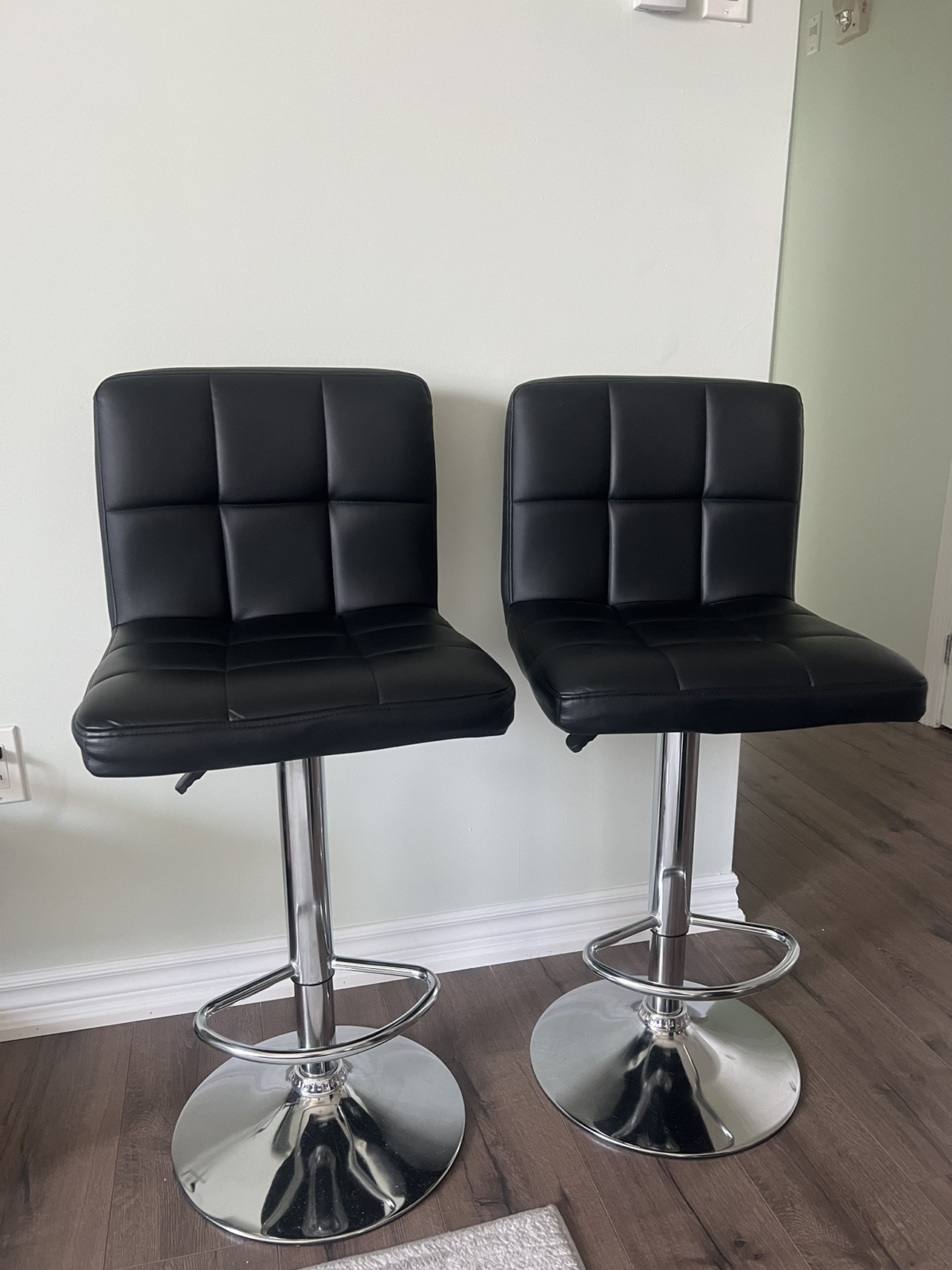 2 Counter bar stools