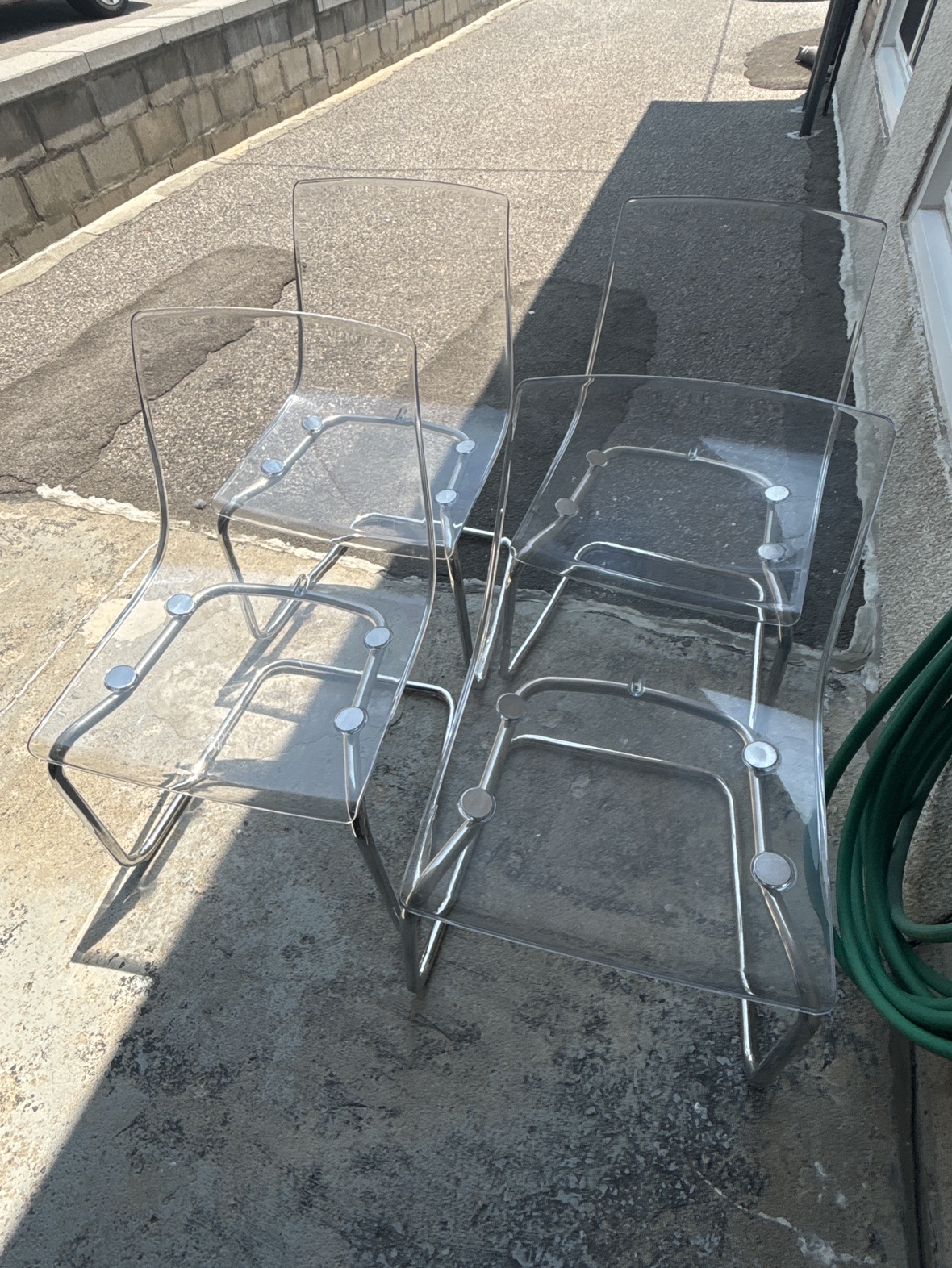 Four acrylic chairs image indicator(2)