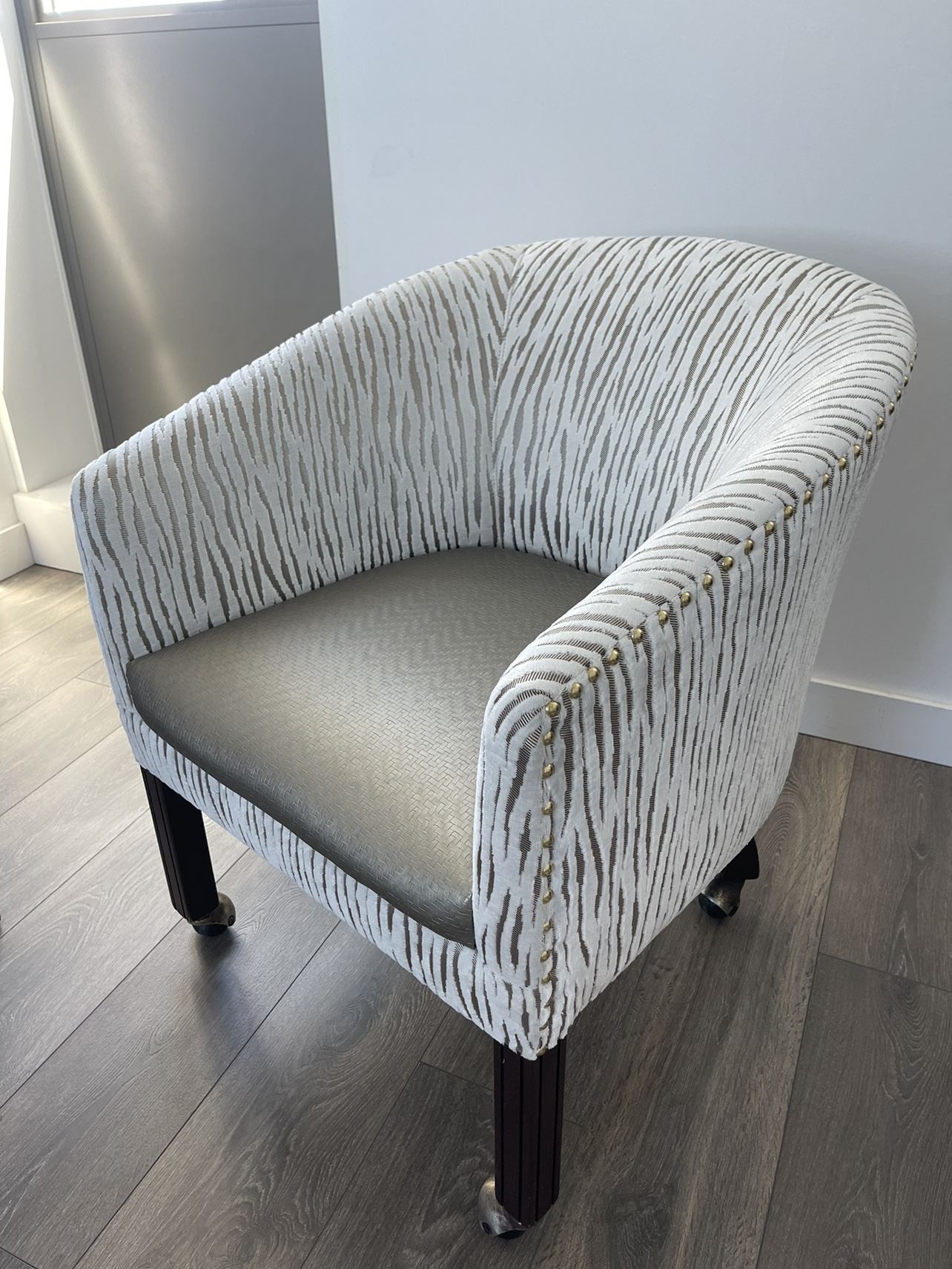 Upholstered accent chair - photo 2