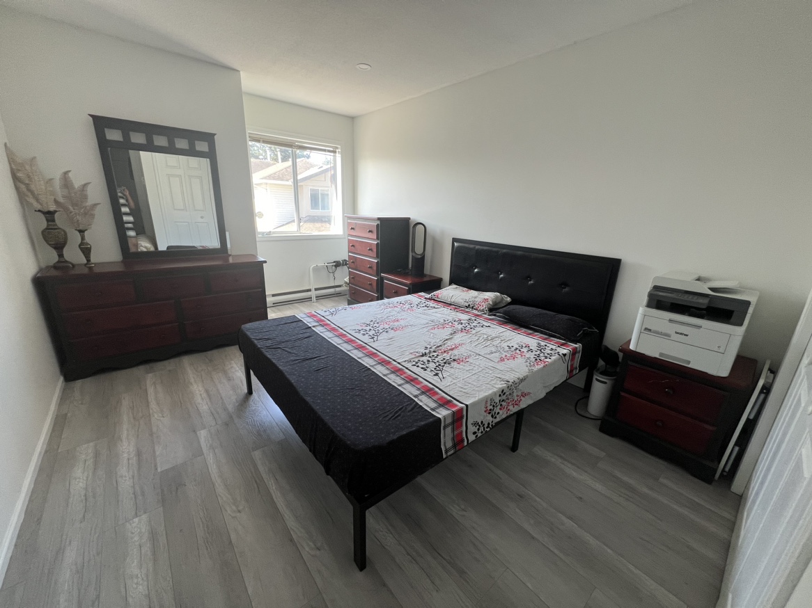 Queen bed frame with all furniture - photo 3