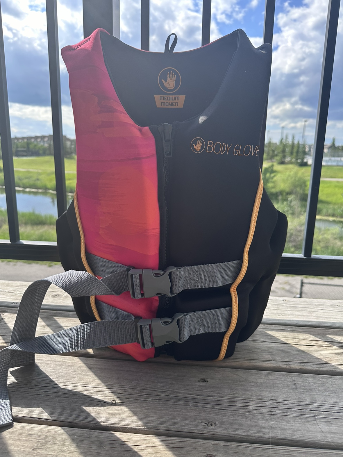 Ladies Medium Body Globe Life Vest