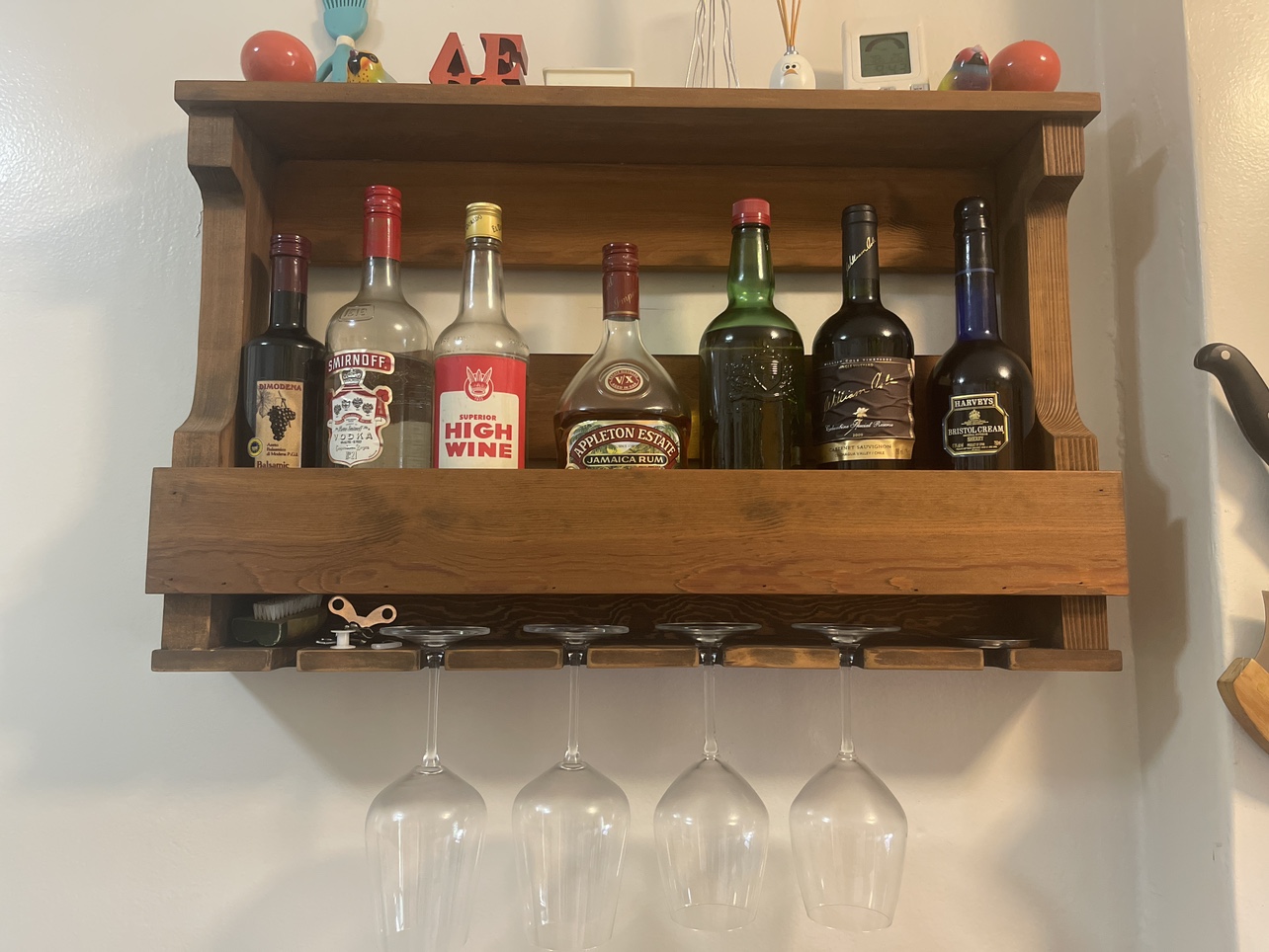 Mounted wine/liquor rack