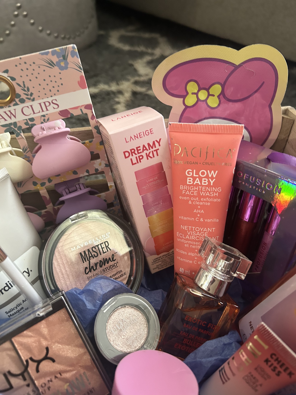 Gift basket with all different types of brands - photo 4