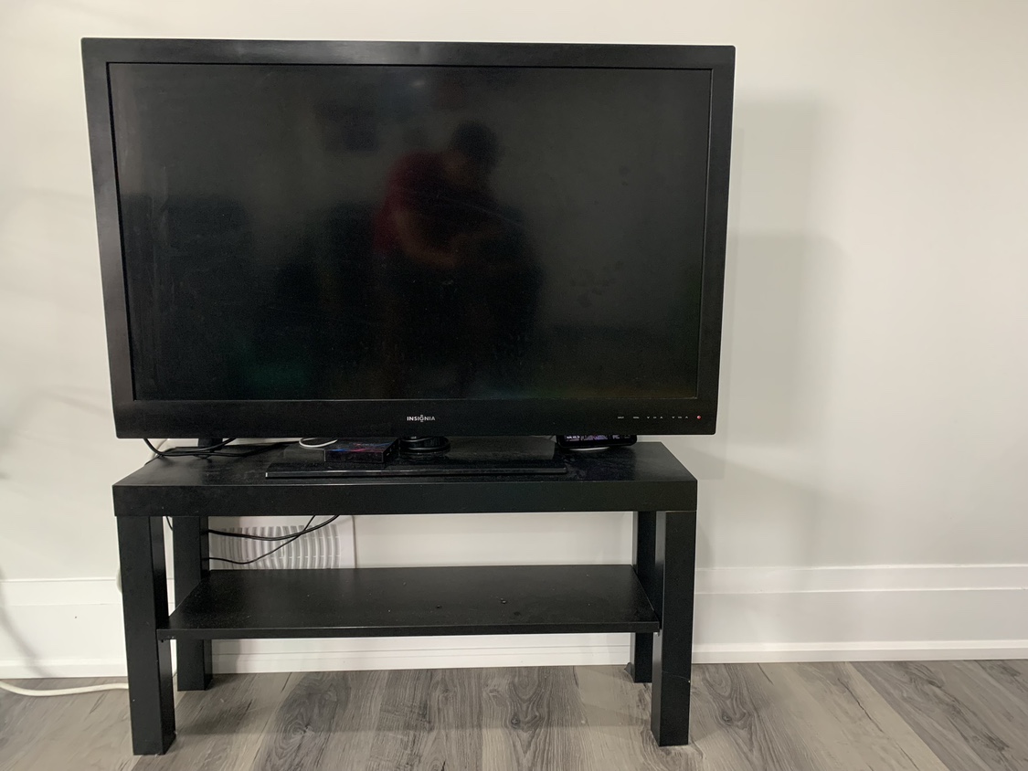 Insignia 43 Inch LED TV with TV stand - photo 3
