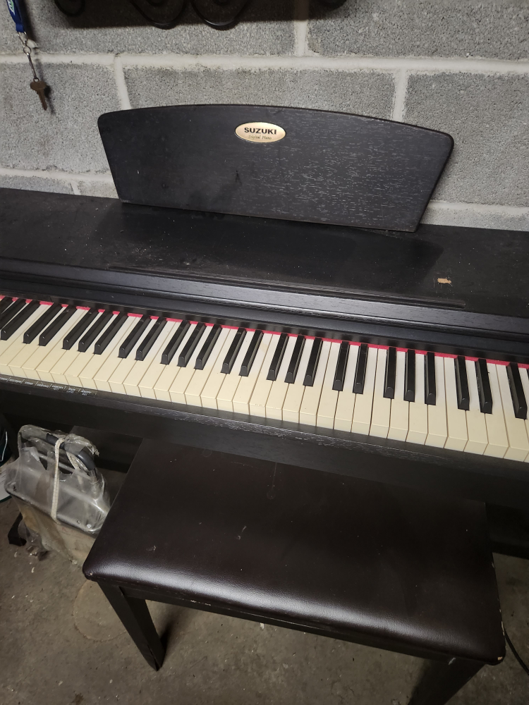 Black piano with stool. Good condition. - photo 2