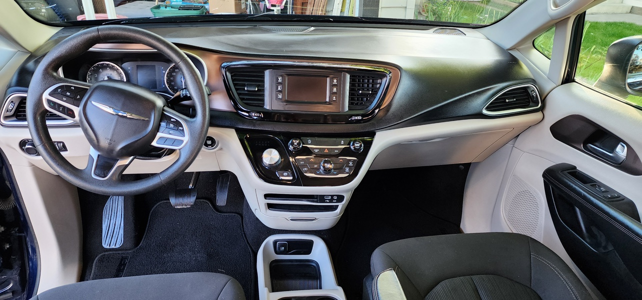 2017 Chrysler Pacifica - photo 2